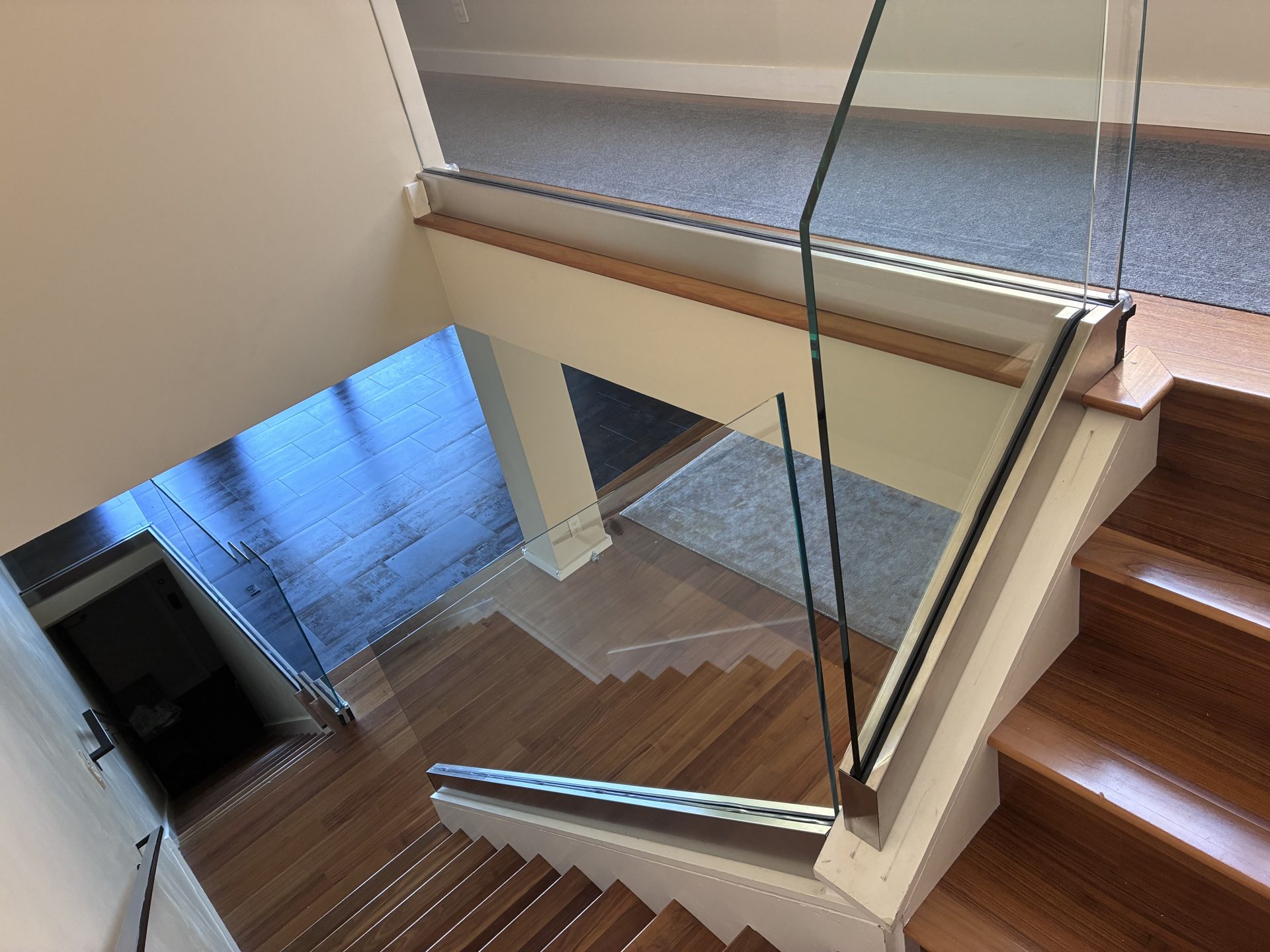 Glass railing system along a staircase landing